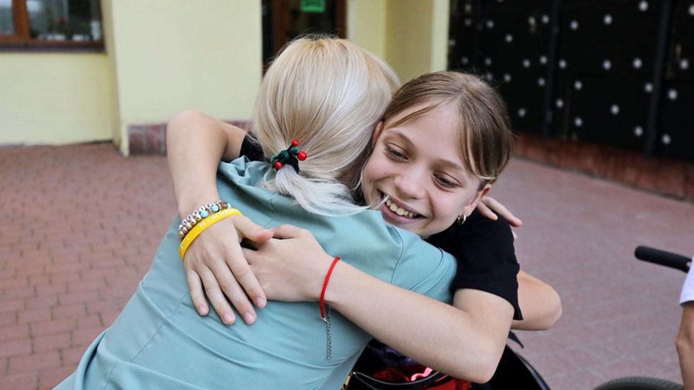 Уже на протезах: Елена Зеленская показала девочку, потерявшую ноги в результате обстрела Краматорска (видео)