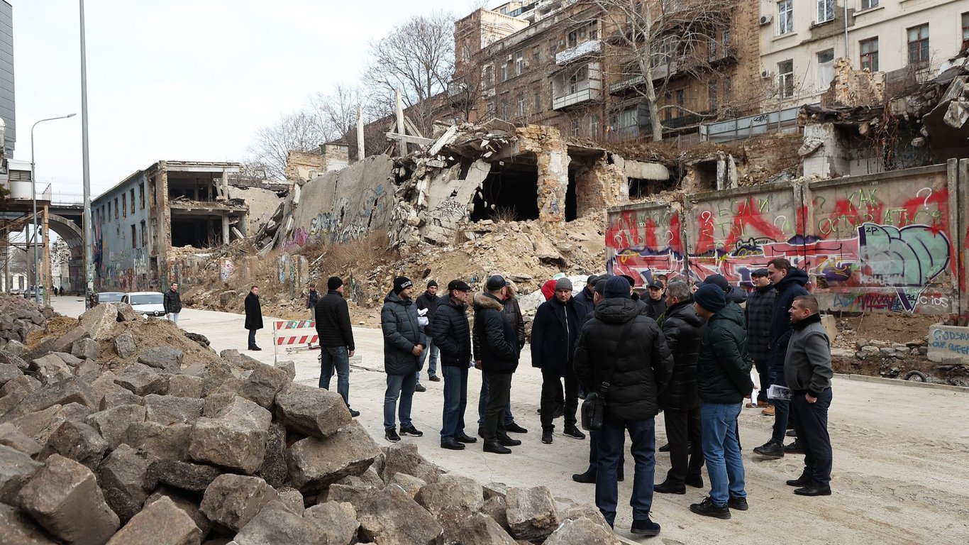 Реконструкция Деволановского спуска - мэр Одессы предложил завесить руины баннером - Видео