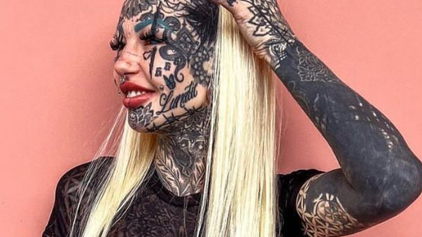 Модель покрила 98% свого тіла татуюваннями - як вона виглядає
