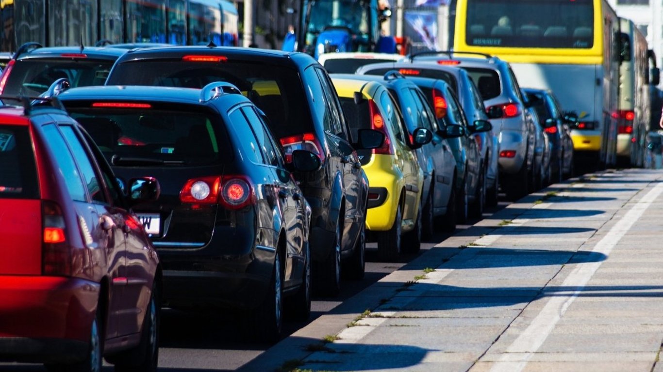 В Харкові дівчину викинули із автомобіля прямо посеред дороги - Відео