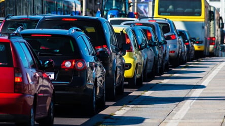 В Харкові дівчину викинули із автомобіля прямо посеред дороги. Відео - 285x160