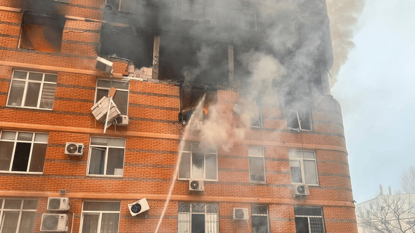 Рятувальники гасять пожежу в ЖК "Люксембург" в Одесі після російського ракетного удару