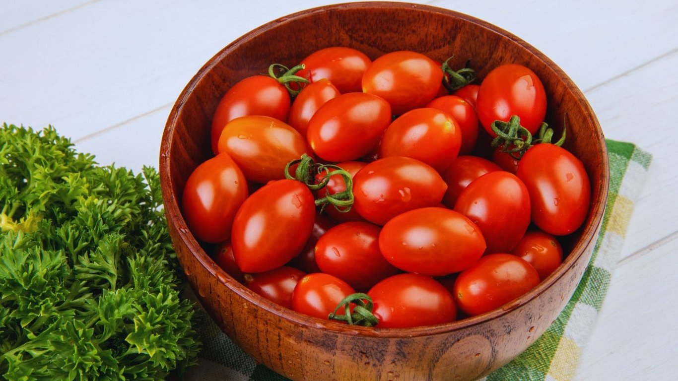 Квасимо помідори на зиму, які зберігаються аж до весни та не м'якнуть — відео рецепт