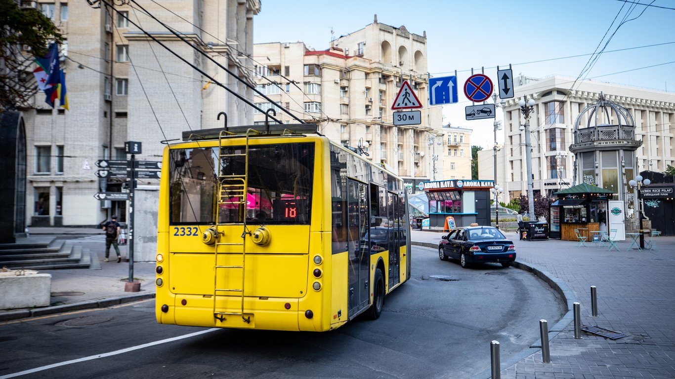 Общественный транспорт в Киеве будет работать дольше: обнародован новый график