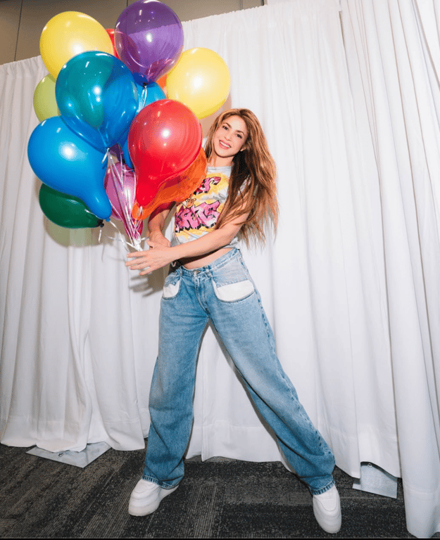 Які трендові джинси носить Шакіра 