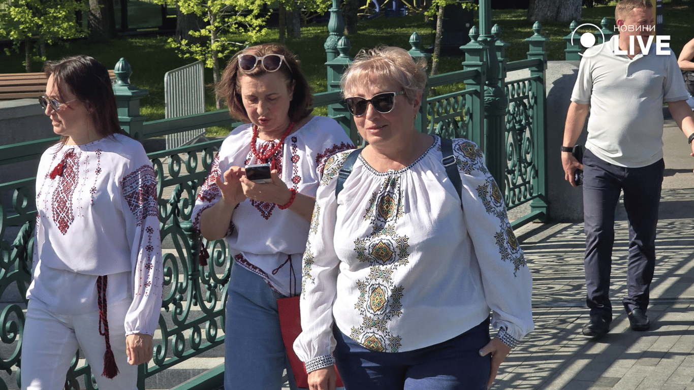 Люди фотографуються у вишиванках у Харкові