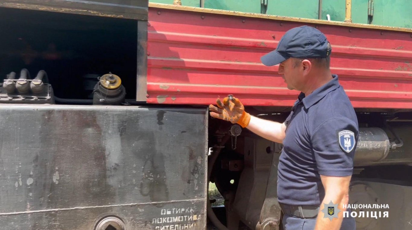 Срывал пломбу и сливал горючее