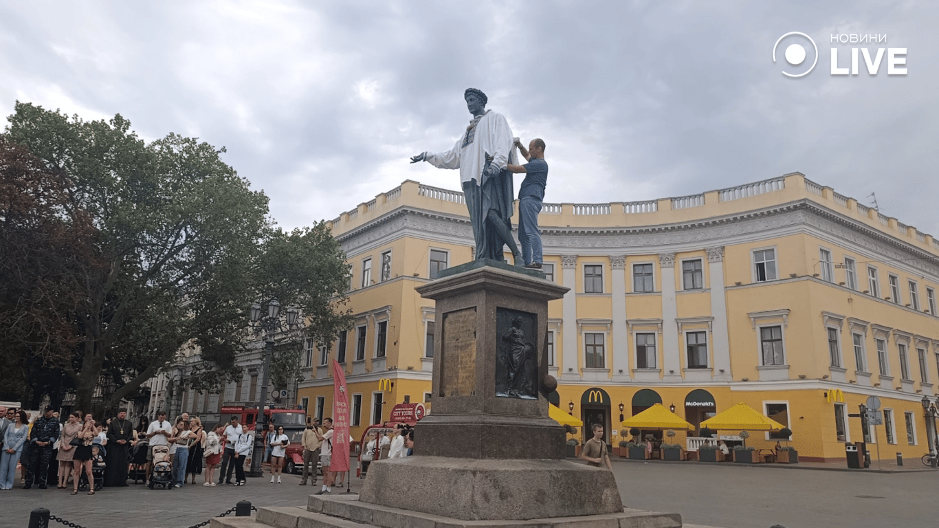 На пам'ятник Дюку в Одесі вдягають вишиванку