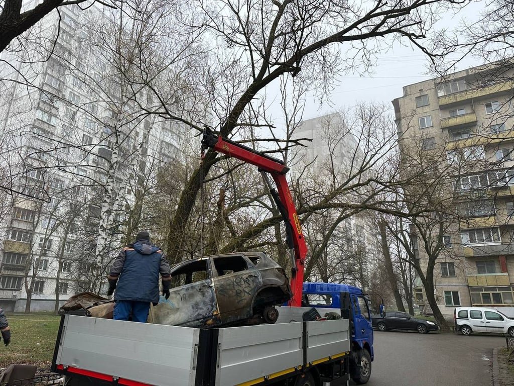 Очищення дворів та вулиць Києва від пошкоджених автомобілів