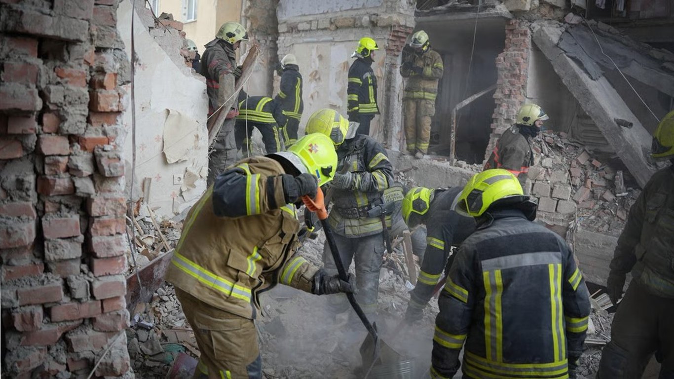 У Харкові російські ракети влучили у багатоповерхівки: є загиблі