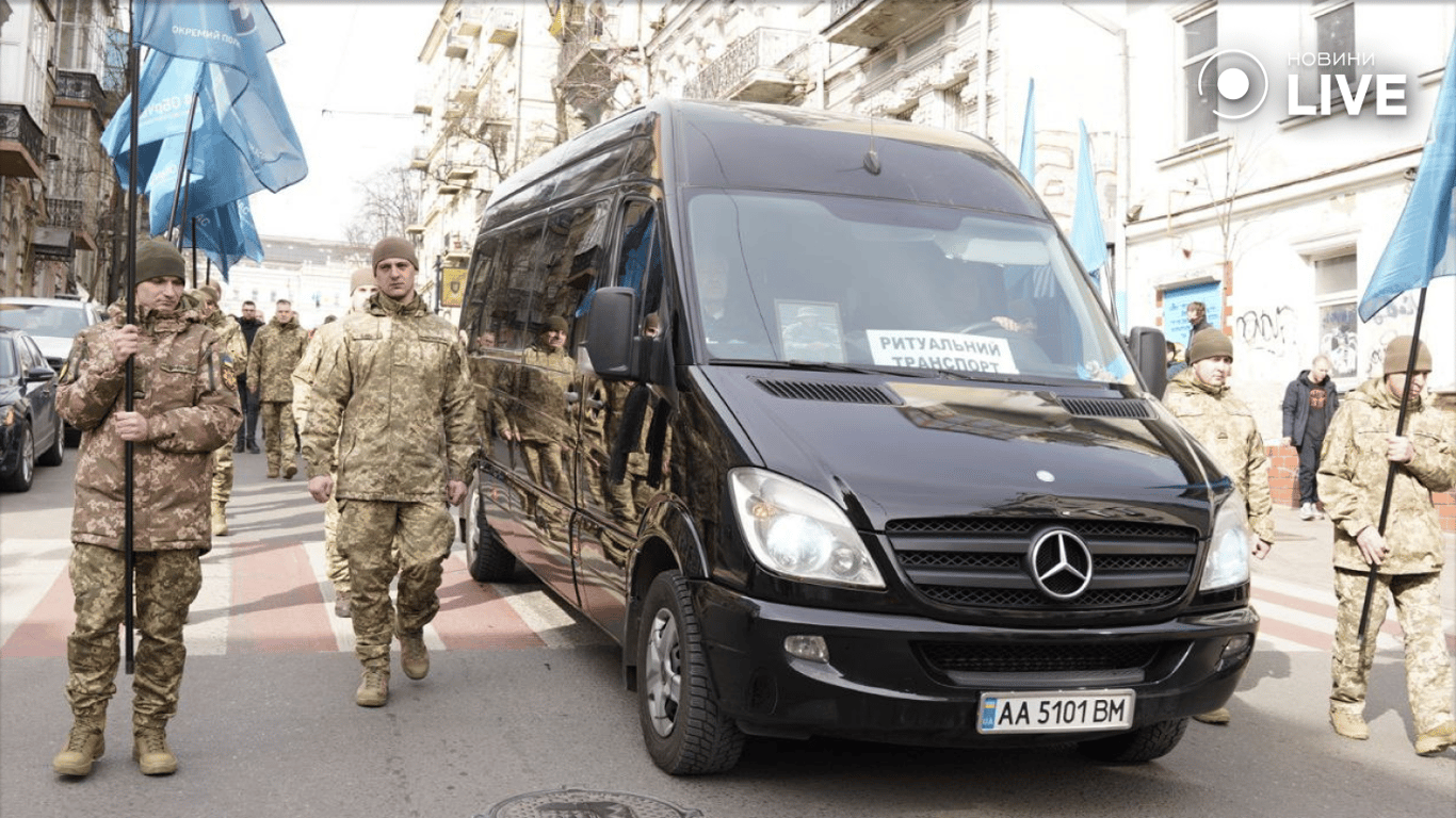 Траурний кортеж на похороні Василя Ратушного