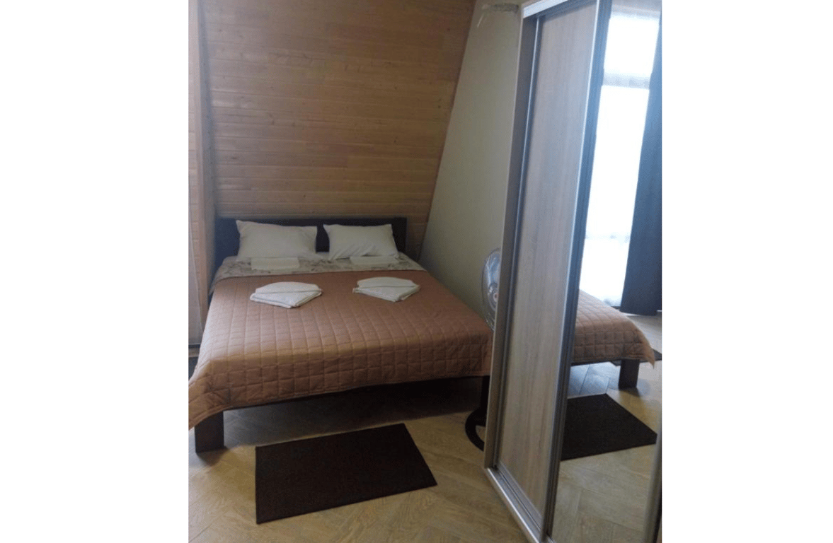 Двоспальне ліжко у готельному номері. Фото: booking.com