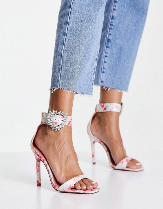 Цветочный принт на женской обуви