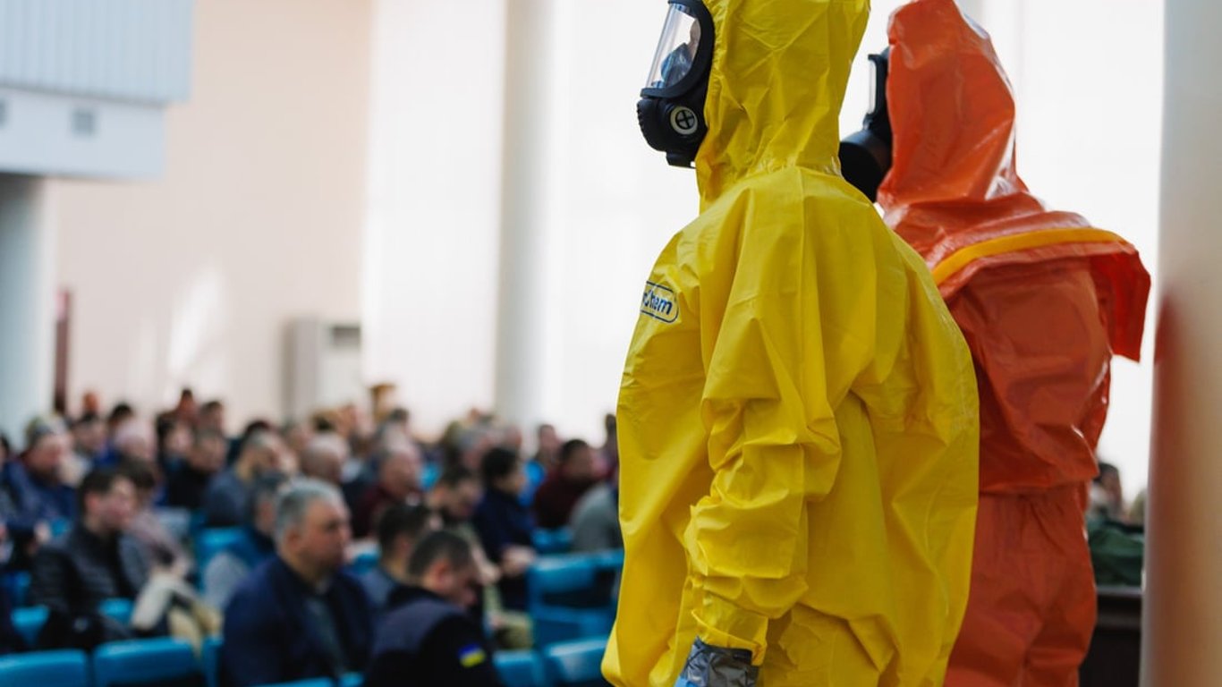 Опасность на Запорожской АЭС: людям советуют купить костюмы химической защиты