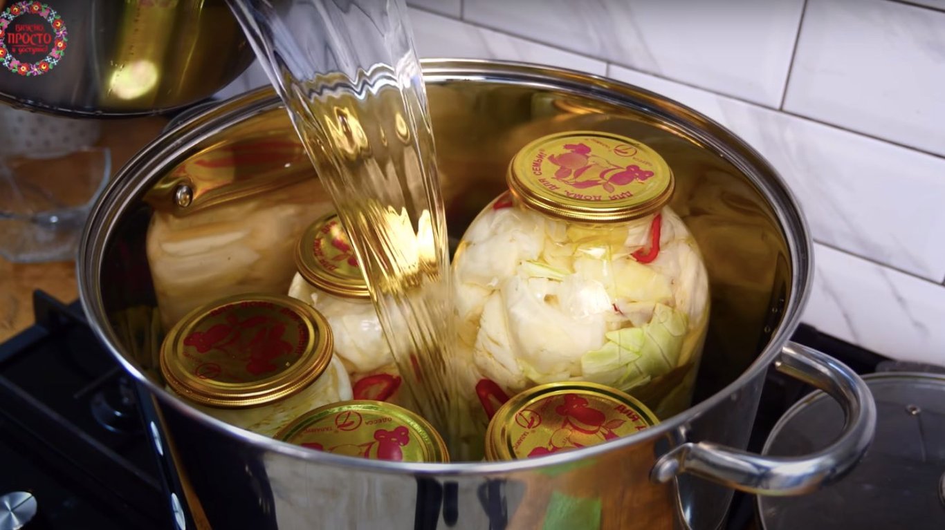 простий та смачний рецепт салату з капустою на зиму