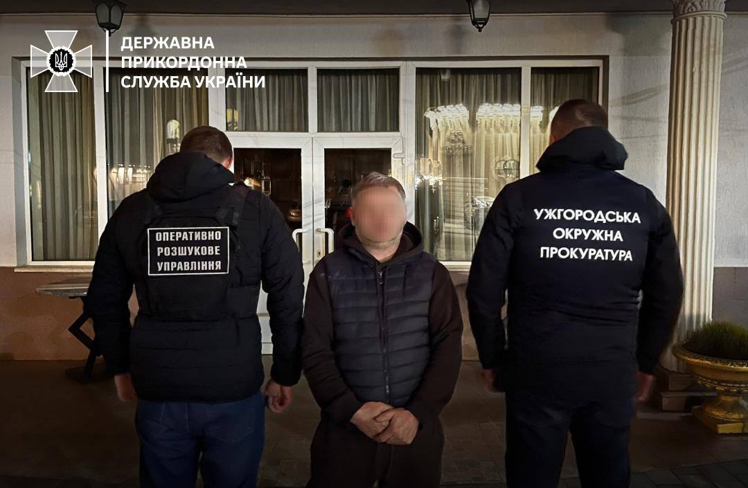 зупинили чоловіків біля кордону