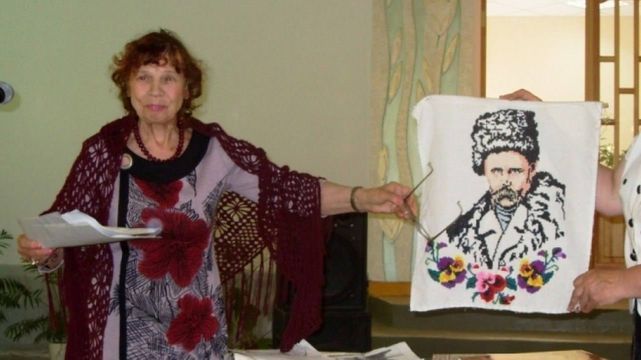 Валентина Сушицька біля портрету свого прапрадіда Тараса Шевченка 