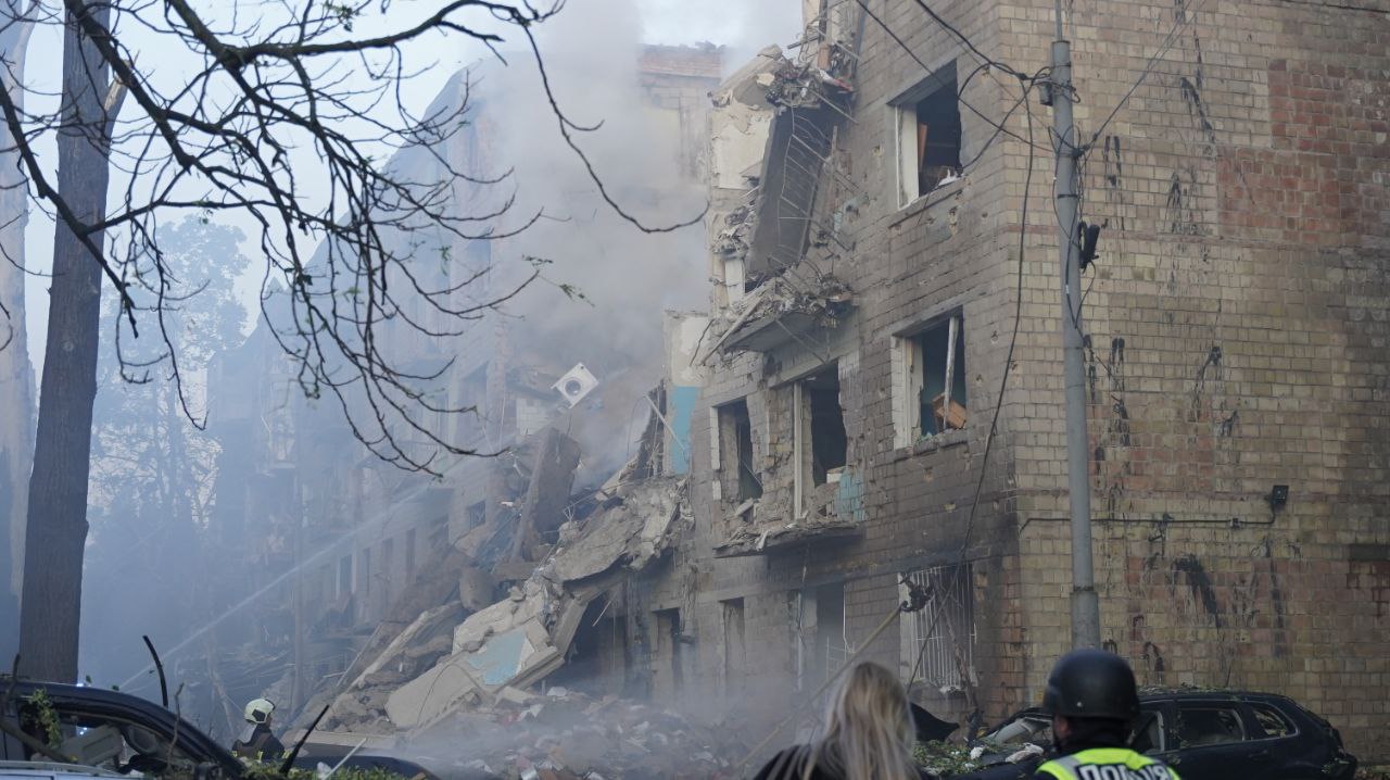 Наслідки удару по п'ятиповерхівці в Києві вночі 23 червня 2025 року