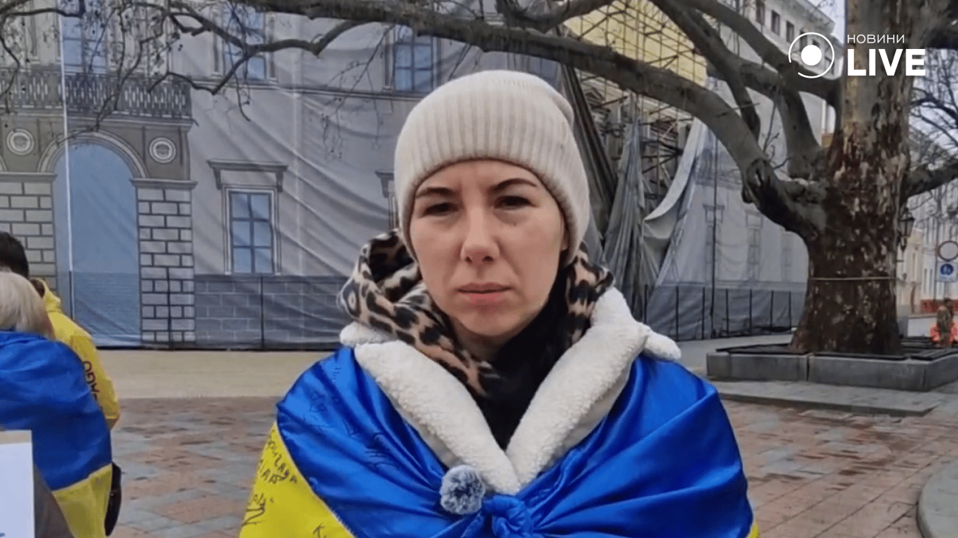 Мовчазна акція в Одесі — біля мерії люди зібралися на мітинг - фото 2