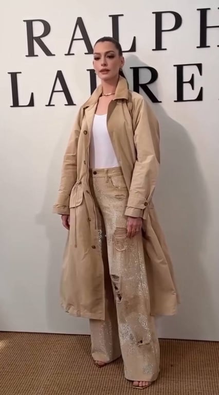 Енн Гетевей показала стильний образ 