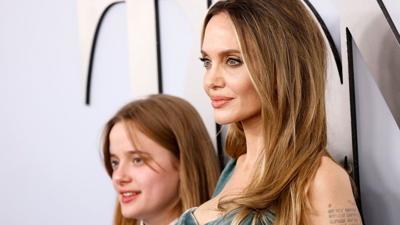Анджелина Джоли в роскошном платье с дочерью произвела фурор на красной дорожке Tony Awards