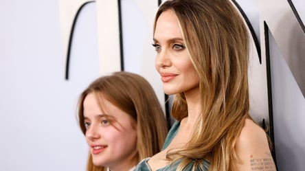 Анджелина Джоли в роскошном платье с дочерью произвела фурор на красной дорожке Tony Awards - 285x160