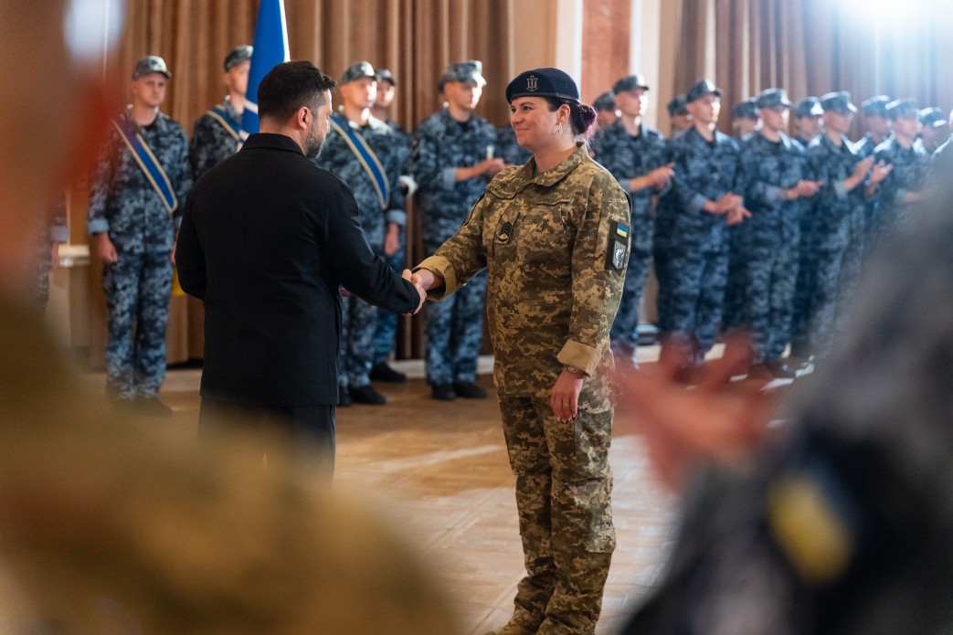 Президент України Володимир Зеленський вручає нагороду військовослужбовиці ВМС України під час офіційного візиту в Одеську область 4 липня 2026 року
