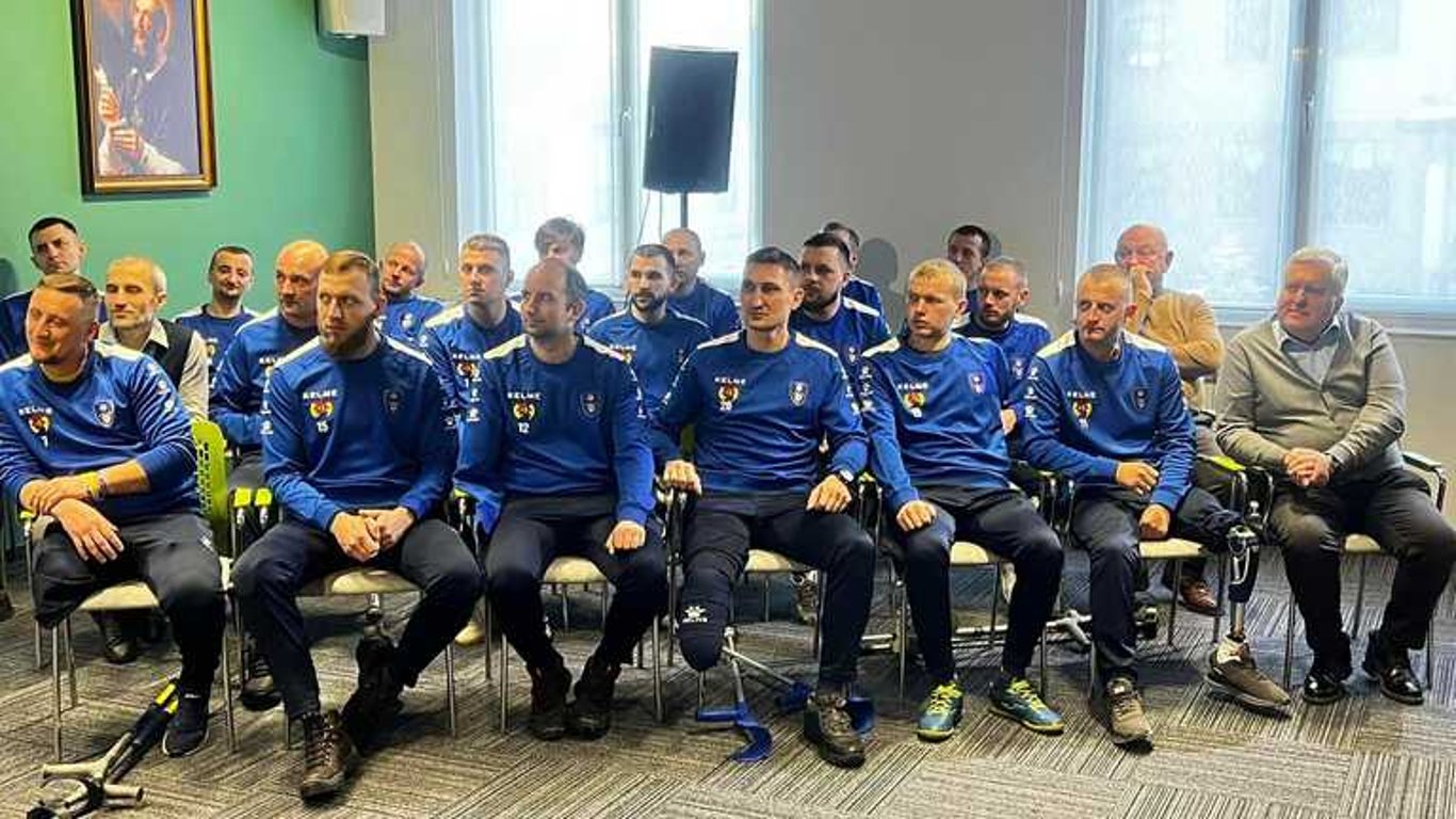Во Львове презентовали уникальную футбольную команду военных с ампутациями