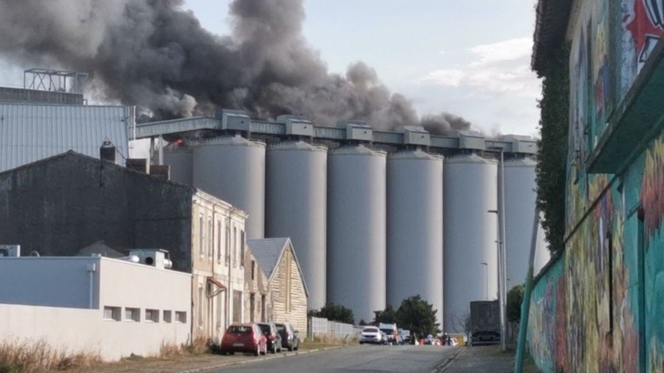 Масштабный пожар во французском порту: горели зерновые элеваторы
