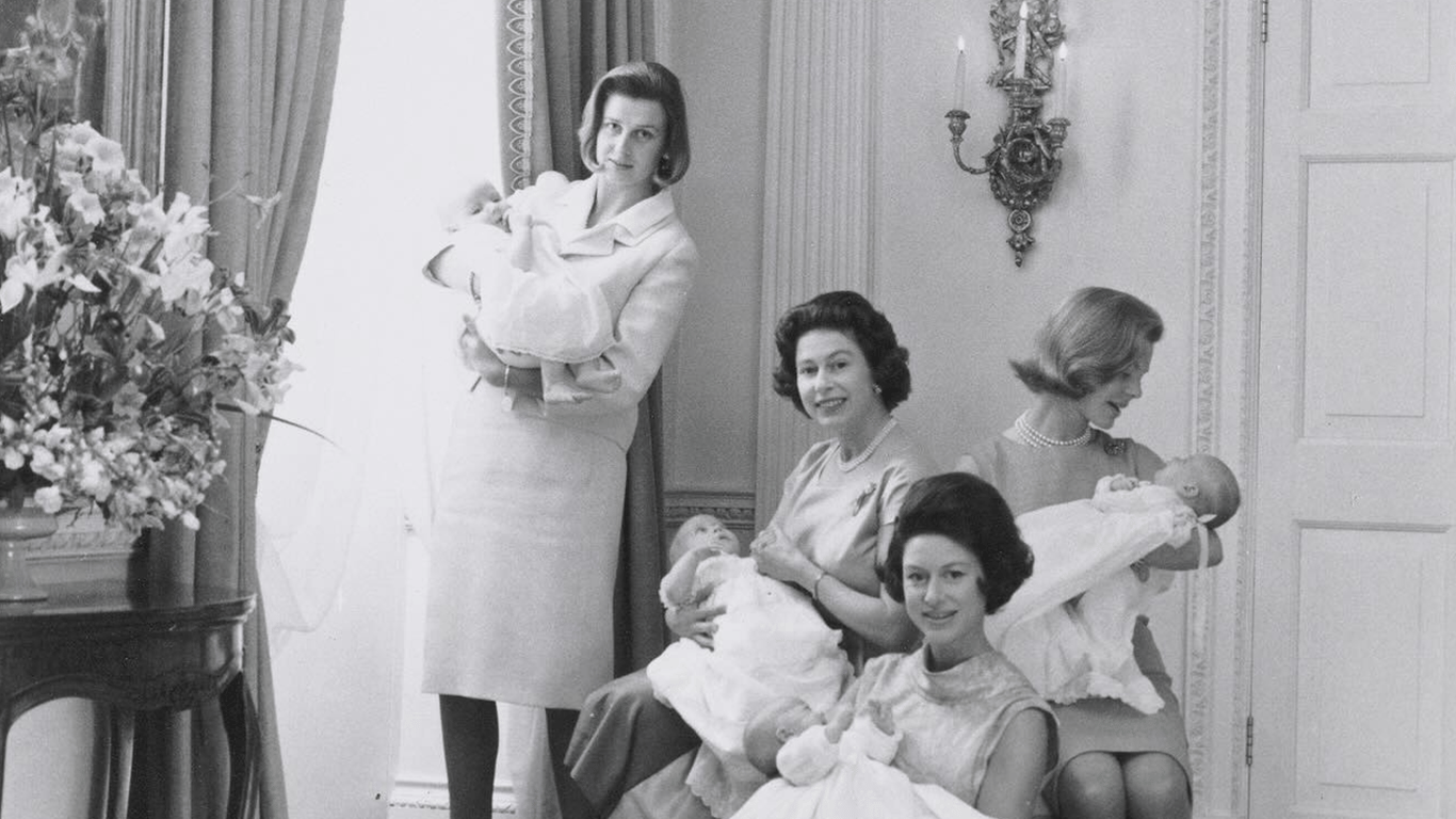 Королівськ родина Великої Британії показала архівні світлини з сімейного альбому — фото