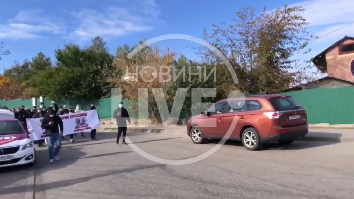У дома Петра Порошенко проходит протест