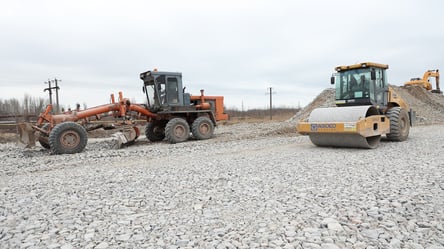 В Одесі триває будівництво дороги в порт для вантажівок. Фото - 285x160