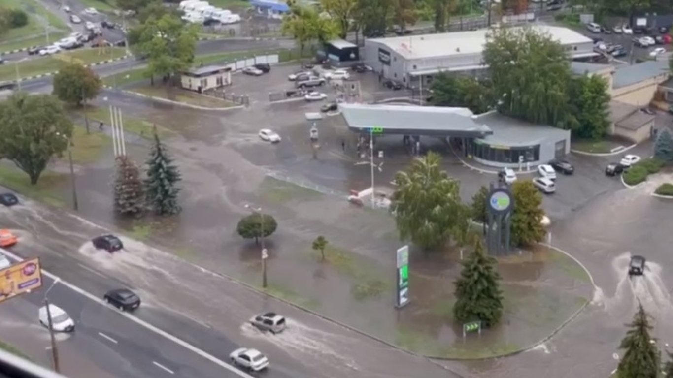 В Харькове после дождя затопило все улицы - видео