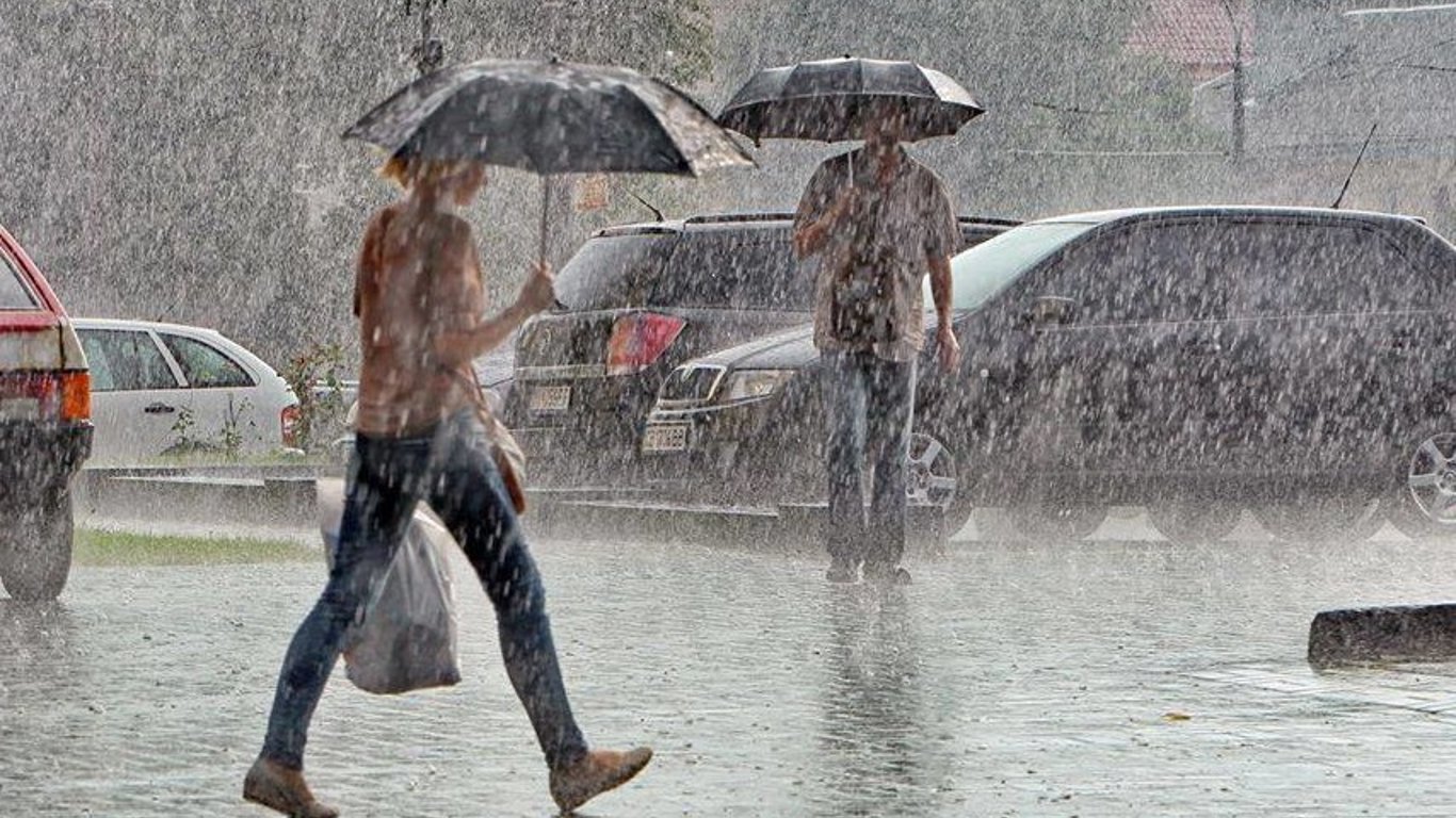Грозові зливи та похолодання: Укргідрометцентр розповів про погоду на п'ятницю