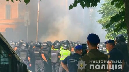 Отказались от проверки и прорывали оборону: глава МВД о протестах под Офисом президента - 285x160