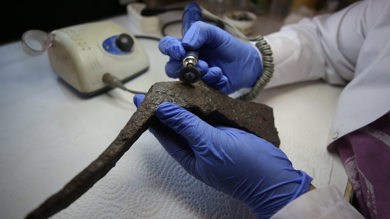 Древние мачете и топор, которым более 1300 лет, нашли турецкие археологи - фото