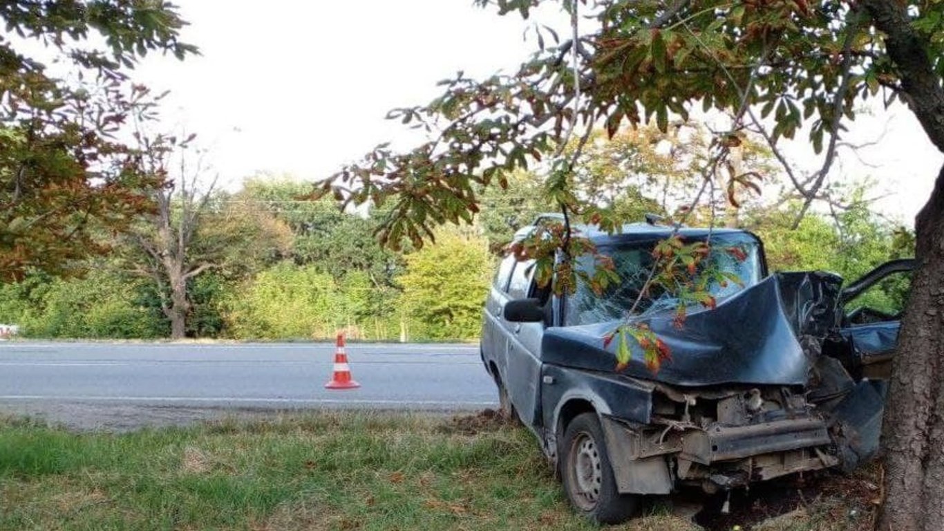В Харькове водителю стало плохо и автомобиль врезался в дерево - Фото