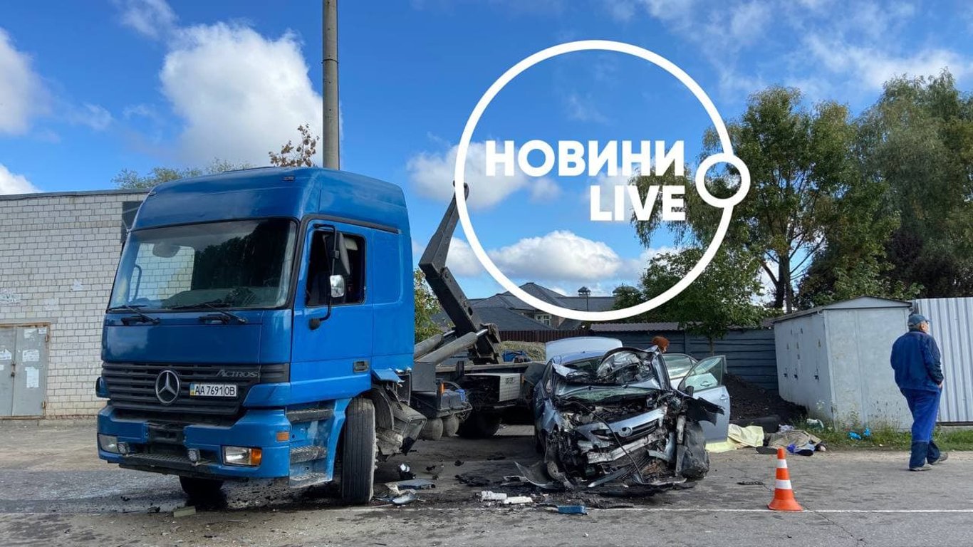 Под Киевом легковик протаранил грузовик