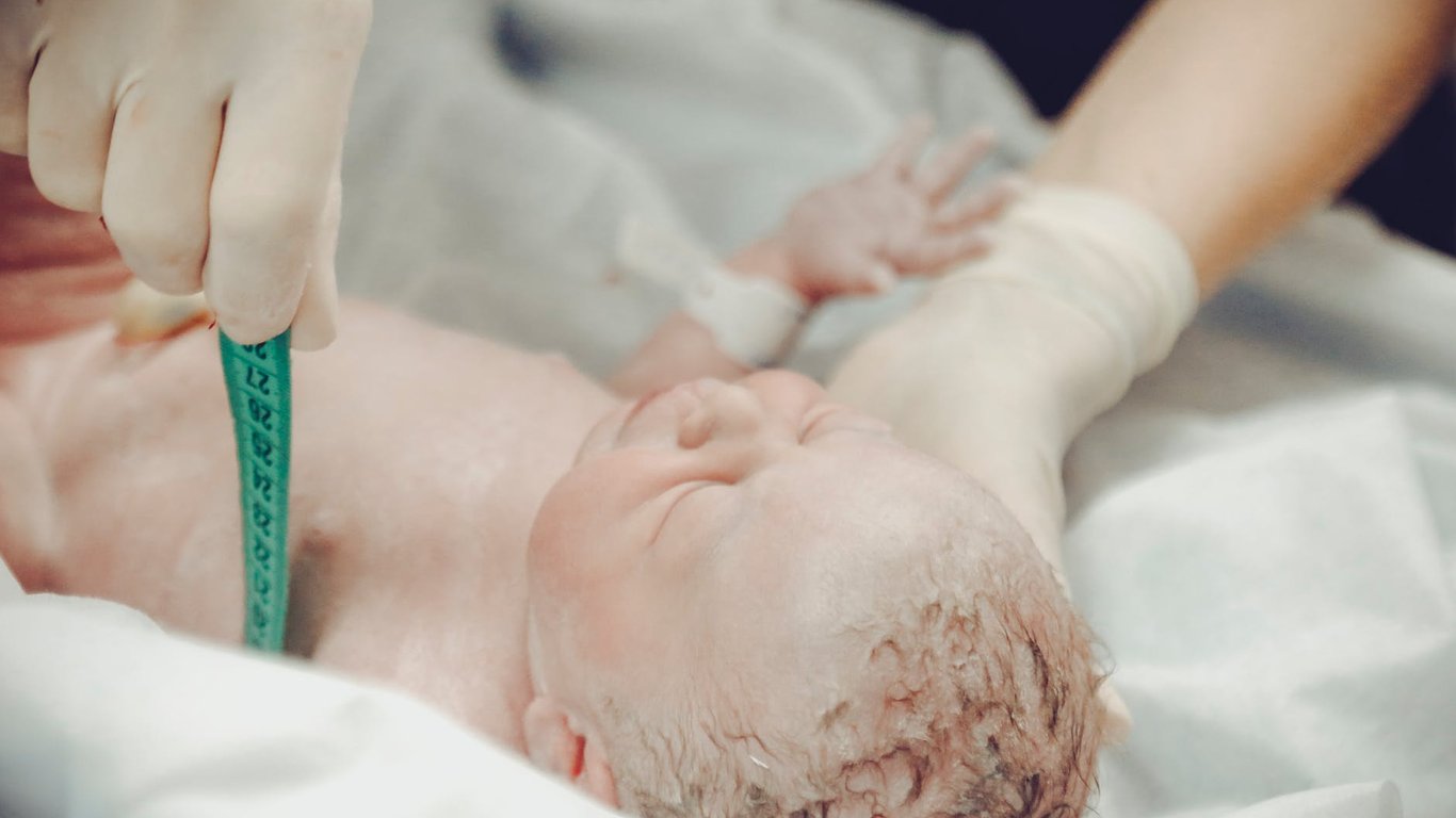 Медики розповіли про стан немовляти, яке потрапило у ДТП