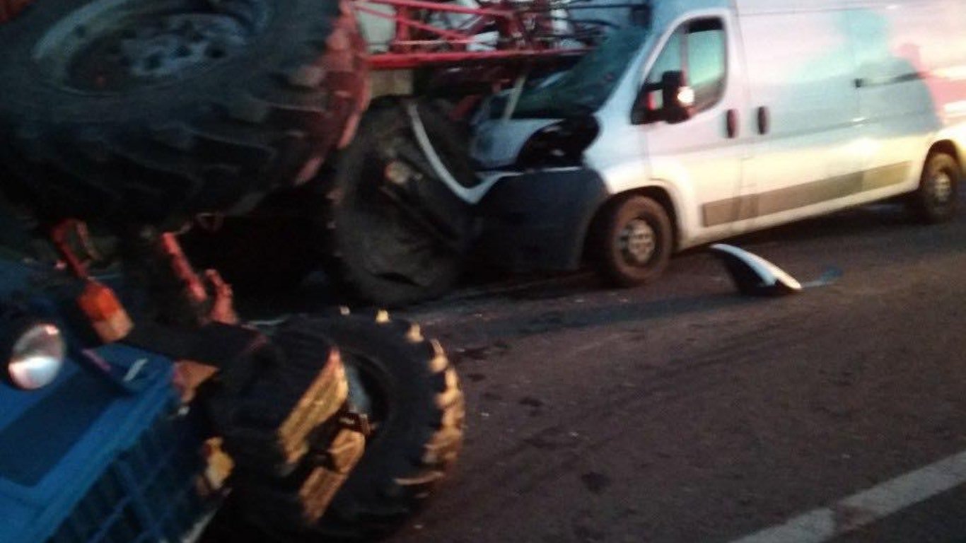 На Львівщині мікроавтобус зіткнувся з трактором - подробиці