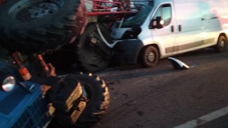 ДТП на Львівщині: мікроавтобус зіткнувся з трактором, є постраждалі. Фото - 285x160