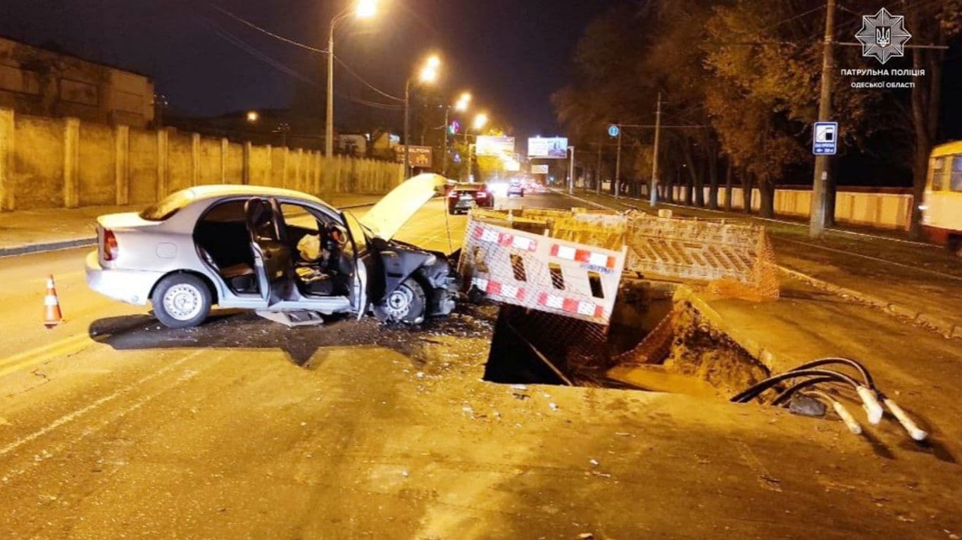 ДТП в Одессе - водитель Daewoo Lanos не заметил яму на дороге