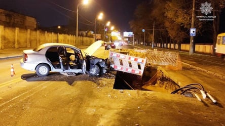 В Одессе возле СИЗО Lanos въехал в препятствие: три человека травмировались. Фото - 285x160