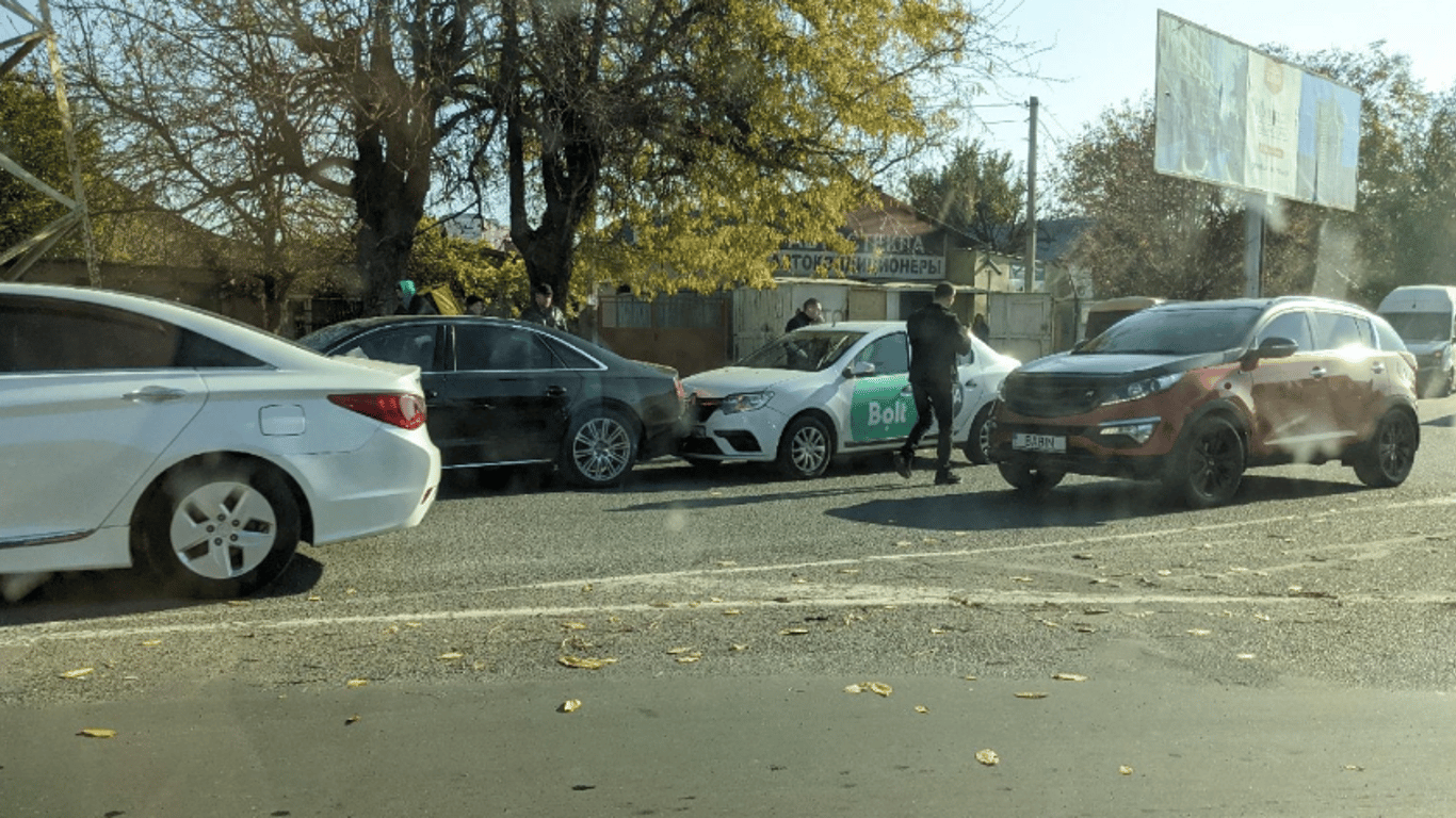 В Одессе ДТП - на Таирово такси влетело в легковушку