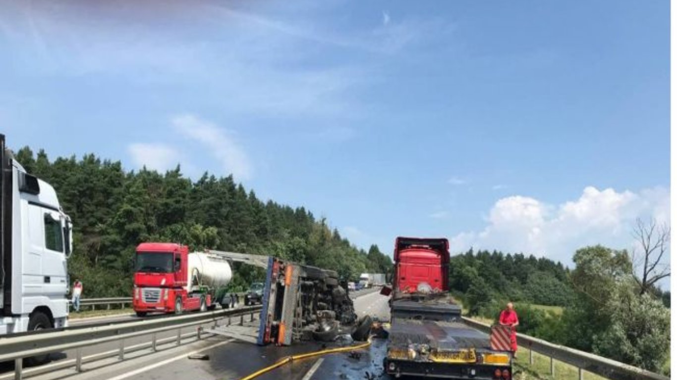 ДТП у Львівській області - вантажівка зіткнулась з фурою, а дорога у пальному