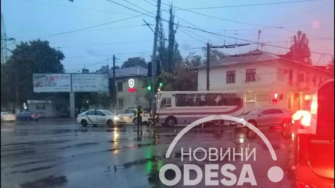 В Одессе маршрутка врезалась в столп