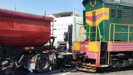 Вантажівка DAF влетіла у локомотив на залізничному переїзді під Фастовом - 285x160