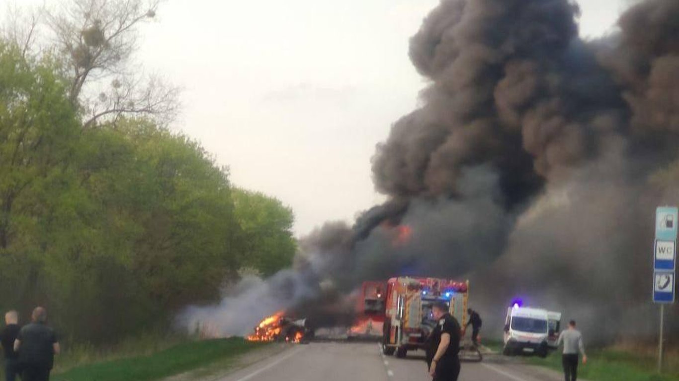 ДТП в Ровенской области - столкнулись автобус с пассажирами и бензовоз, 16 погибших