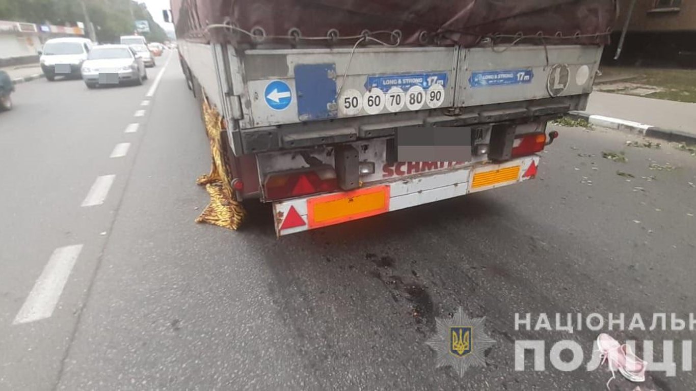 В Харькове под колесами грузовика погибла пожилая женщина