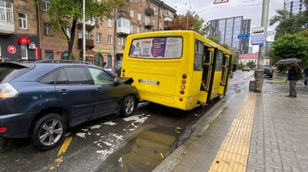 В центре Киева Lexus протаранил маршрутку с пассажирами. Фото - 285x160